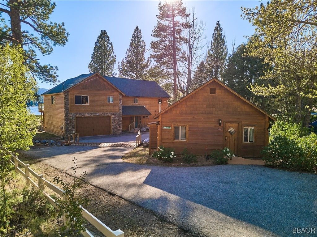 Photo of 448 Edgemoor Road, Big Bear Lake, CA 92315 (MLS # 32501228)