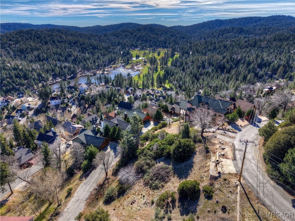 Photo of 935 Sonoma Drive, Lake Arrowhead, CA 92352 (MLS # 32600113)
