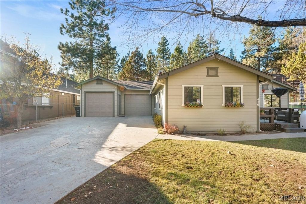 Photo of 446 Moreno Lane, Sugarloaf, CA 92386 (MLS # 32502756)