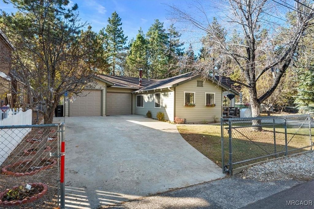 Photo of 446 Moreno Lane, Sugarloaf, CA 92386 (MLS # 32502756)