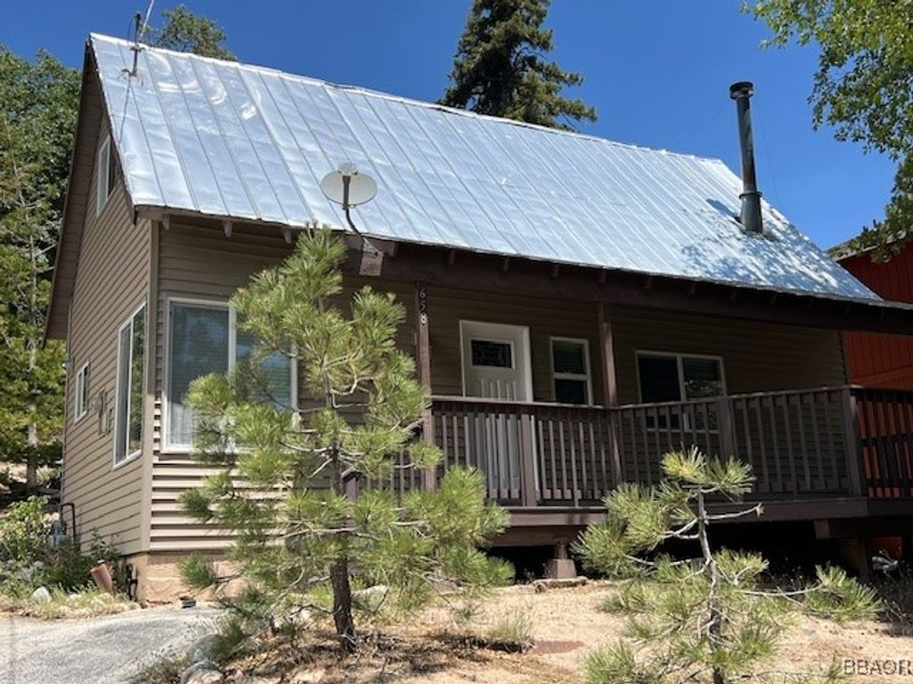 Photo of 658 Dahlia Drive, Green Valley Lake, CA 92341 (MLS # 32502124)