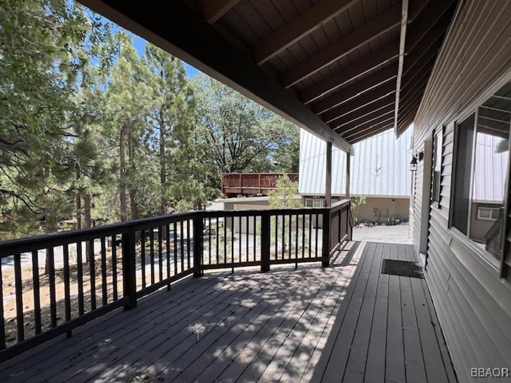 Photo of 658 Dahlia Drive, Green Valley Lake, CA 92341 (MLS # 32502124)