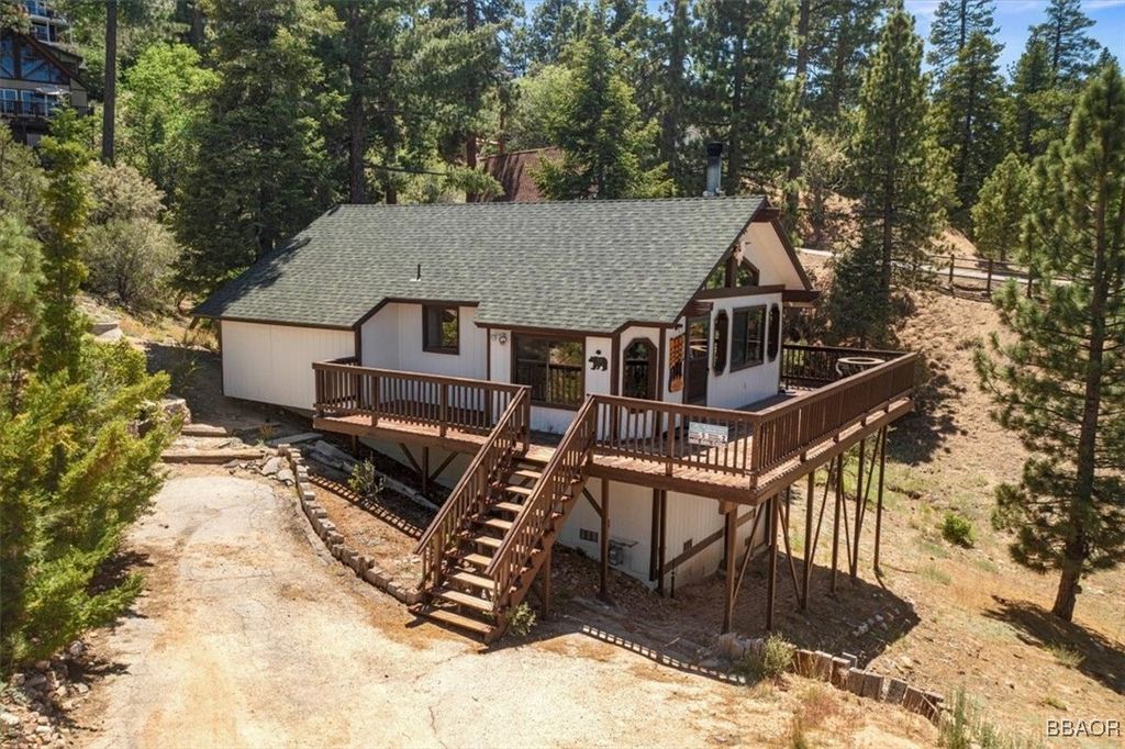 Photo of 819 Cameron Drive, Big Bear Lake, CA 92315 (MLS # 32501512)