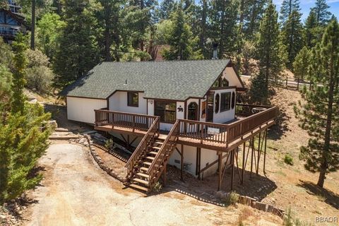 Photo of 819 Cameron Drive, Big Bear Lake, CA 92315 (MLS # 32501512)