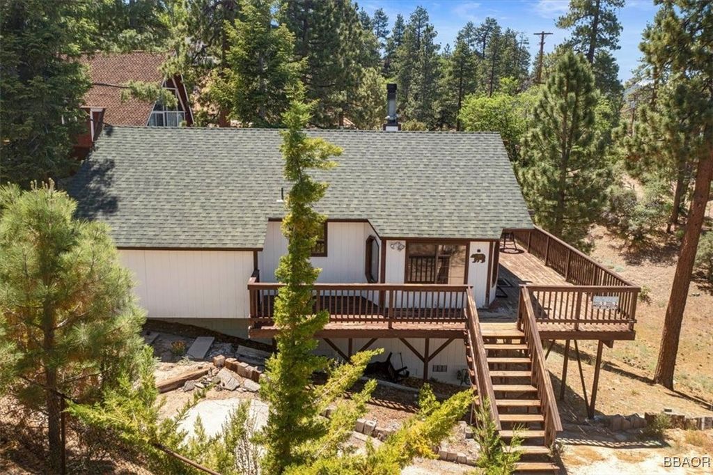 Photo of 819 Cameron Drive, Big Bear Lake, CA 92315 (MLS # 32501512)