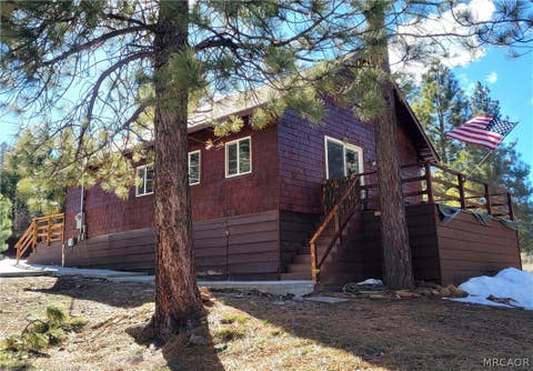 Photo of 39961 Lakeview Drive, Big Bear Lake, CA 92315 (MLS # 32600992)