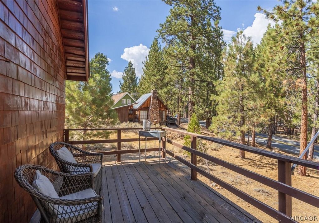 Photo of 39961 Lakeview Drive, Big Bear Lake, CA 92315 (MLS # 32600992)