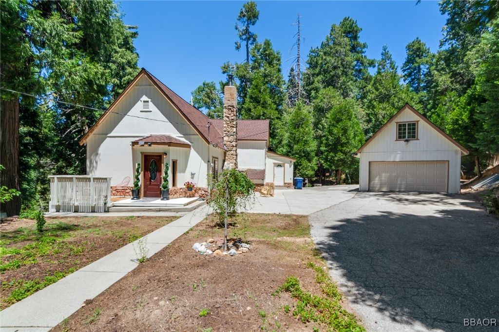 Photo of 901 Ca-173 Highway, Lake Arrowhead, CA 92352 (MLS # 32501948)
