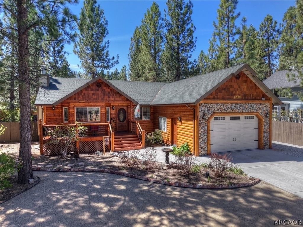 Photo of 606 E Mountain View Boulevard, Big Bear City, CA 92314 (MLS # 32600881)
