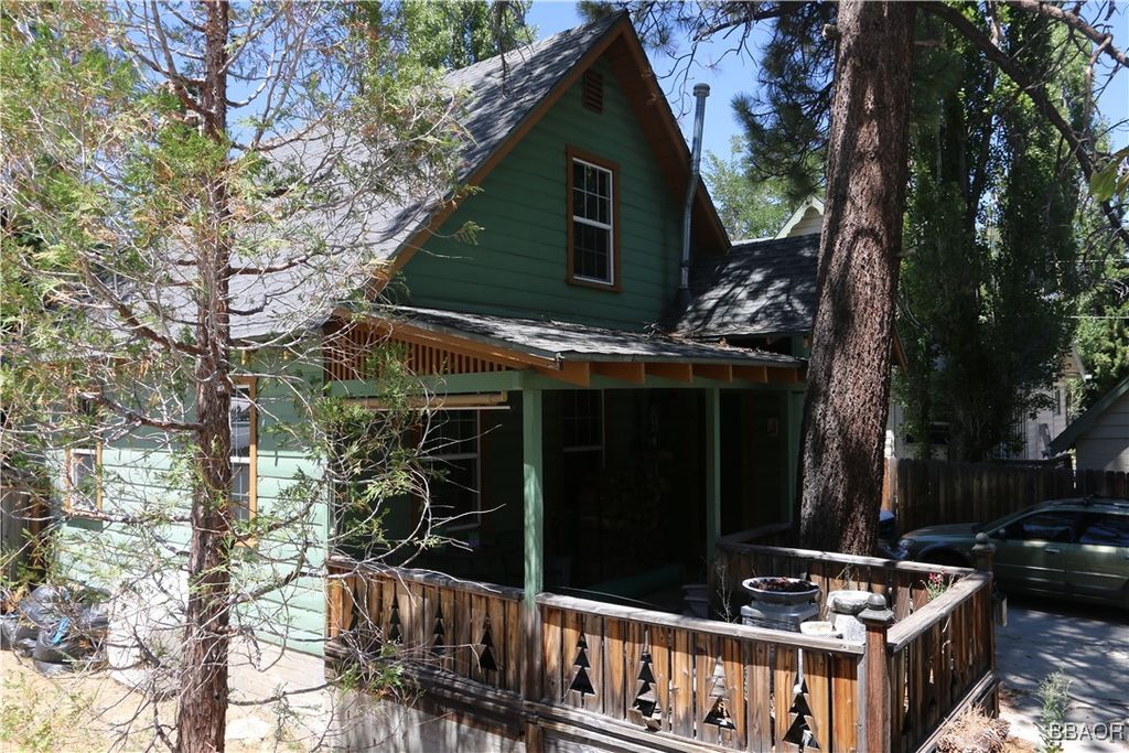 Photo of 593 Lynn Road, Big Bear Lake, CA 92315 (MLS # 32502128)