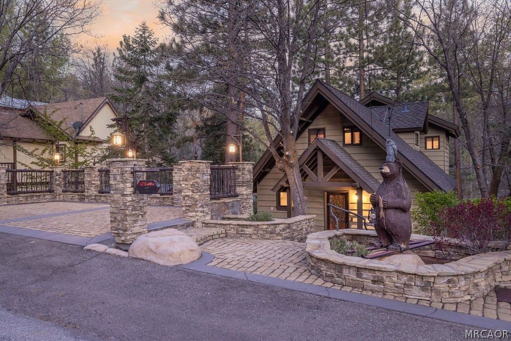 Photo of 802 Conklin Road, Big Bear Lake, CA 92315 (MLS # 32601021)