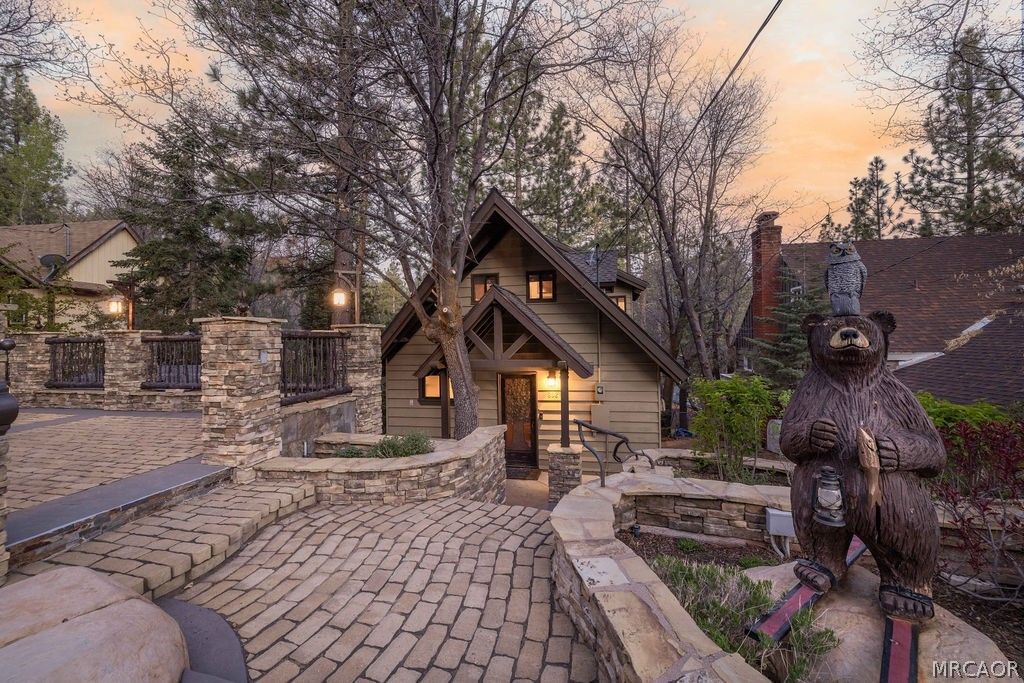 Photo of 802 Conklin Road, Big Bear Lake, CA 92315 (MLS # 32601021)