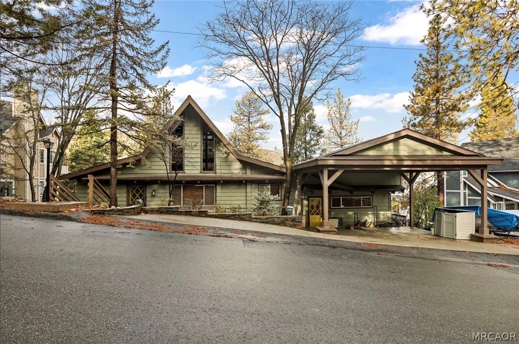 Photo of 904 Sandalwood Drive, Lake Arrowhead, CA 92352 (MLS # 32602115)