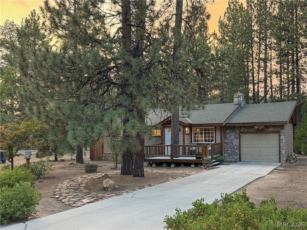 Photo of 39158 Chincapin Road, Big Bear Lake, CA 92315 (MLS # 32601850)
