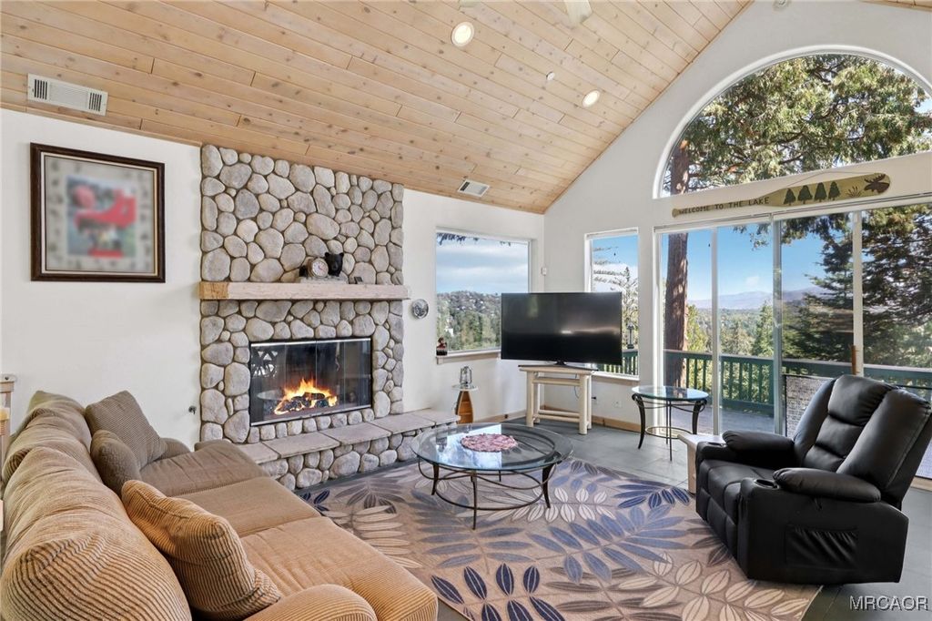Photo of 277 Grizzly Road, Lake Arrowhead, CA 92317 (MLS # 32502411)