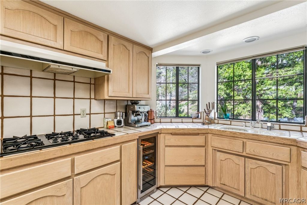 Photo of 27391 Alpen Drive, Lake Arrowhead, CA 92352 (MLS # 32600406)