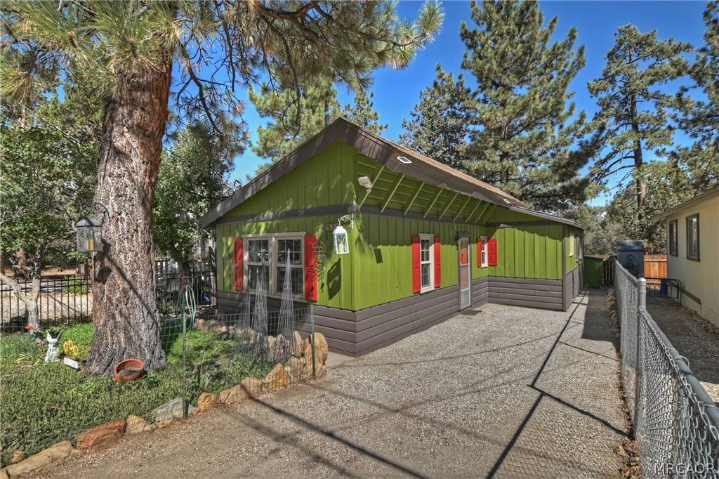 Photo of 571 Pine Lane, Sugarloaf, CA 92386 (MLS # 32601520)