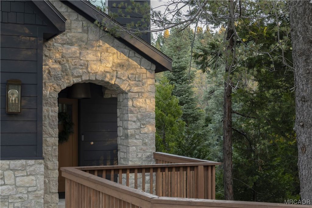 Photo of 357 Mittry Lane, Lake Arrowhead, CA 92352 (MLS # 32502832)
