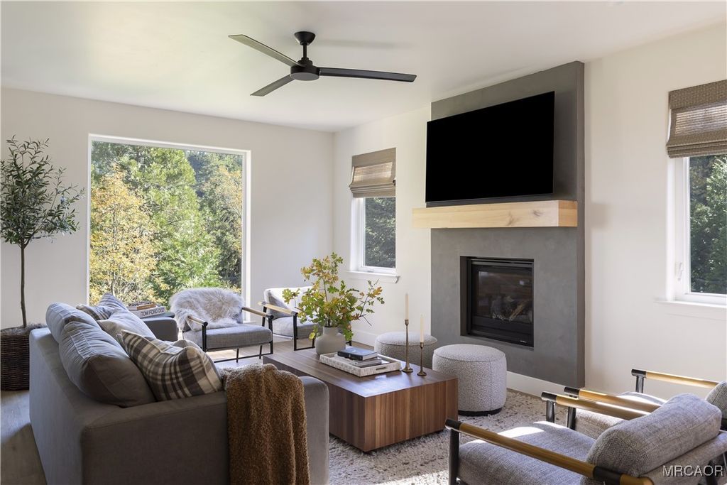 Photo of 357 Mittry Lane, Lake Arrowhead, CA 92352 (MLS # 32502832)