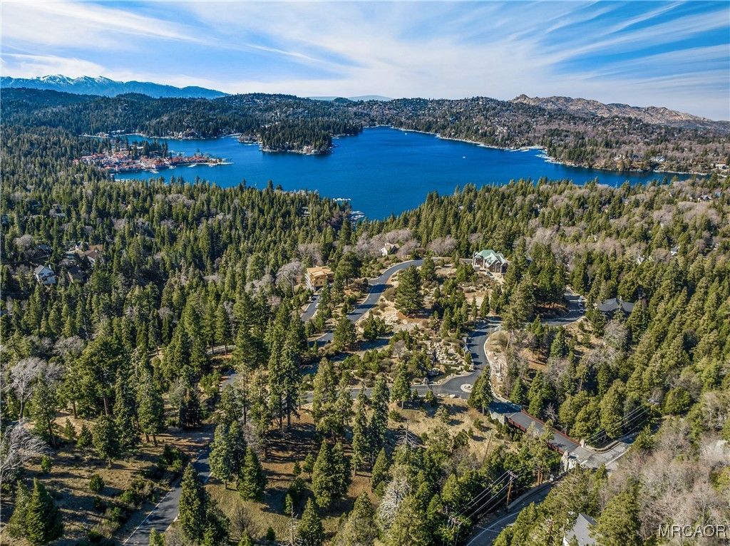 Photo of 109 Mill Pond Road, Lake Arrowhead, CA 92352 (MLS # 32502439)