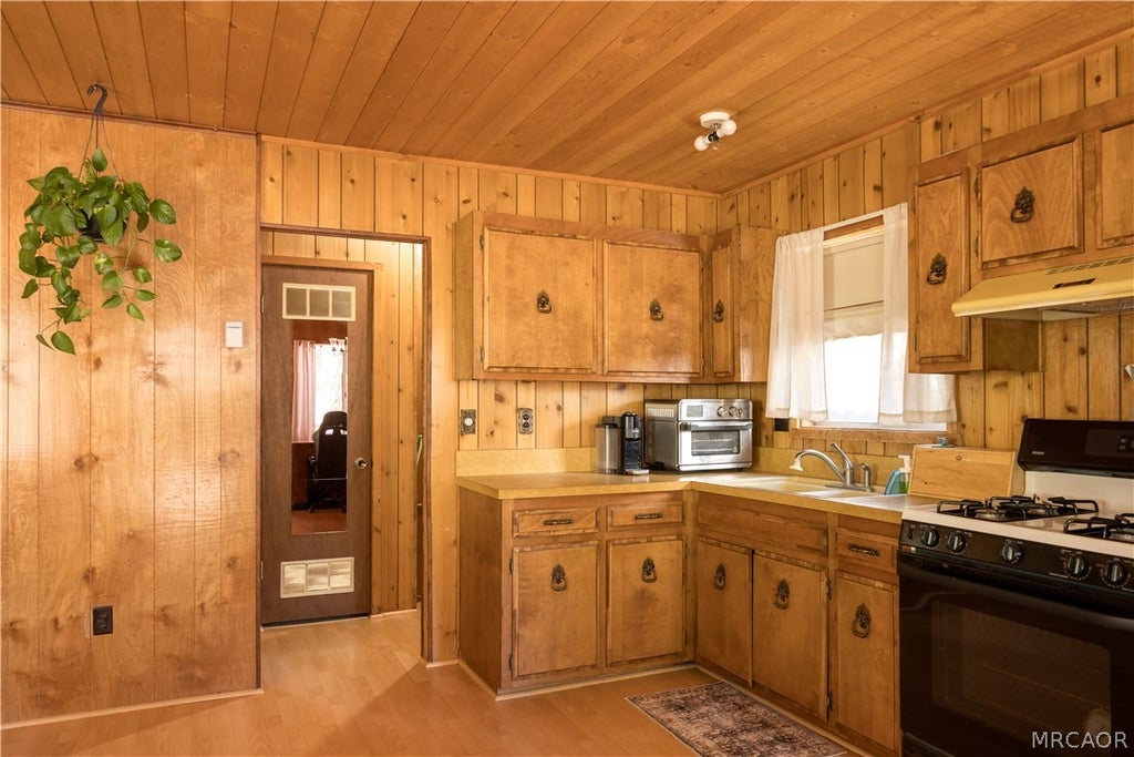 Photo of 260 Highland Lane, Sugarloaf, CA 92386 (MLS # 32602108)