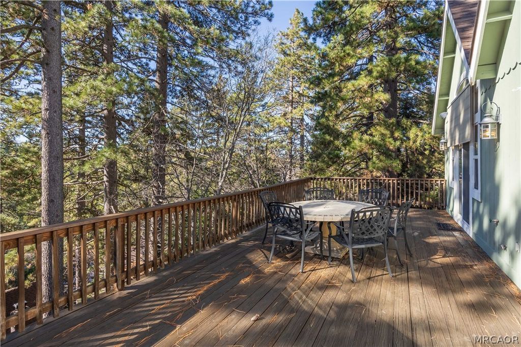 Photo of 173 Grizzly Road, Lake Arrowhead, CA 92352 (MLS # 32600423)