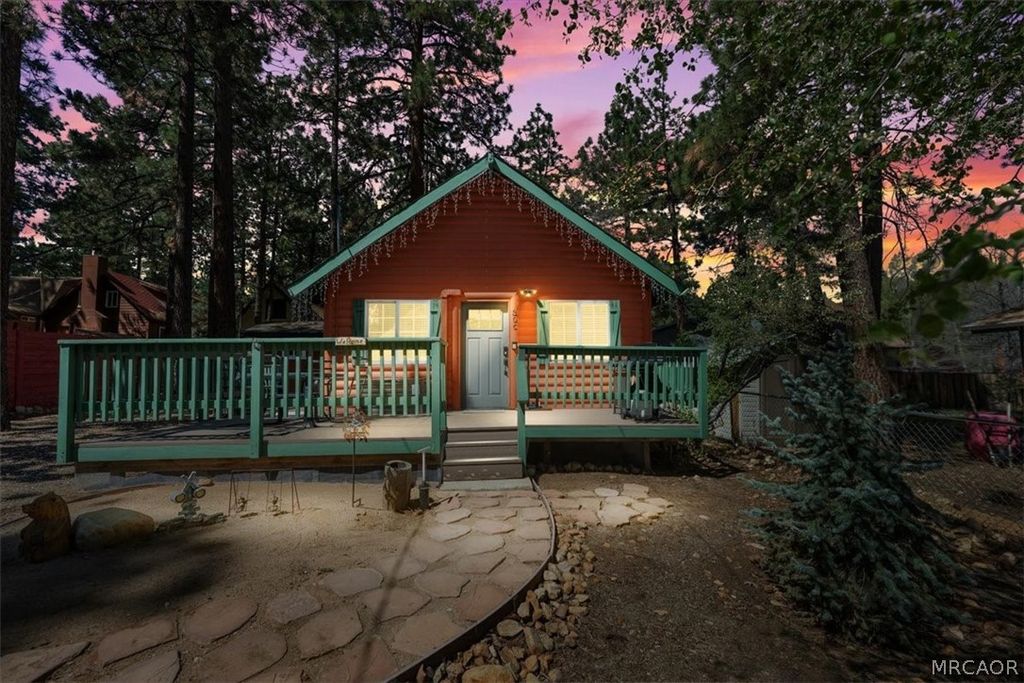 Photo of 306 Victoria Lane, Sugarloaf, CA 92386 (MLS # 32600731)