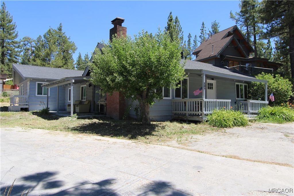 Photo of 307 Arroyo Drive, Big Bear Lake, CA 92315 (MLS # 32502745)
