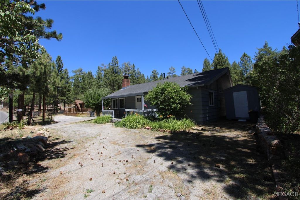 Photo of 307 Arroyo Drive, Big Bear Lake, CA 92315 (MLS # 32502745)