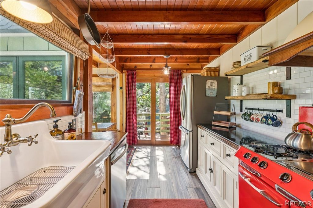 Photo of 28772 Cedar Drive, Lake Arrowhead, CA 92352 (MLS # 32601094)