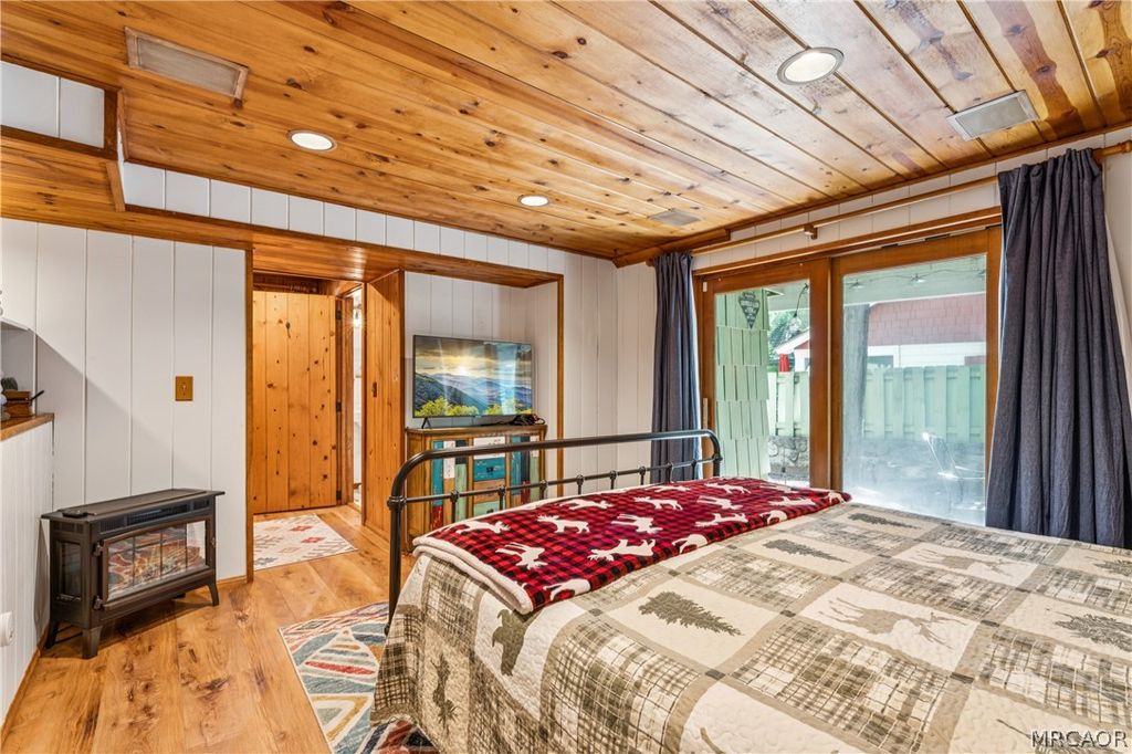 Photo of 28772 Cedar Drive, Lake Arrowhead, CA 92352 (MLS # 32601094)