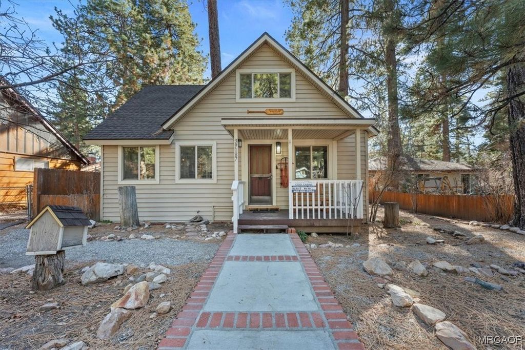 Photo of 39187 N Bay Drive, Big Bear Lake, CA 92315 (MLS # 32600152)