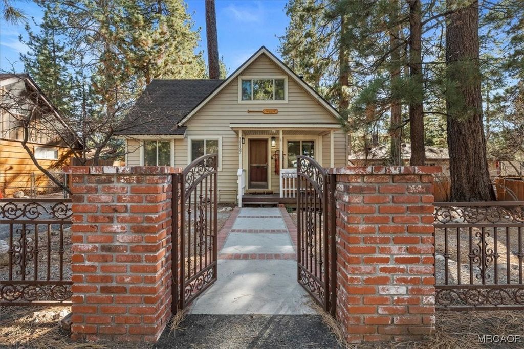 Photo of 39187 N Bay Drive, Big Bear Lake, CA 92315 (MLS # 32600152)