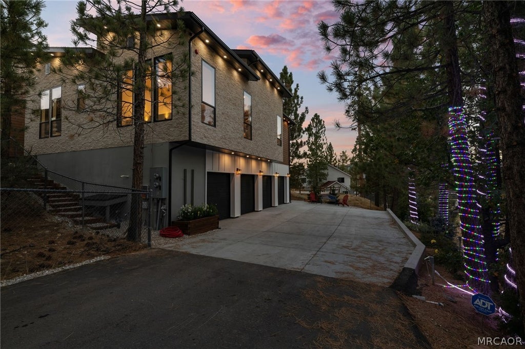 Photo of 807 Cameron Drive, Big Bear Lake, CA 92315 (MLS # 32602393)