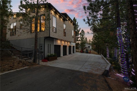 Photo of 807 Cameron Drive, Big Bear Lake, CA 92315 (MLS # 32602393)