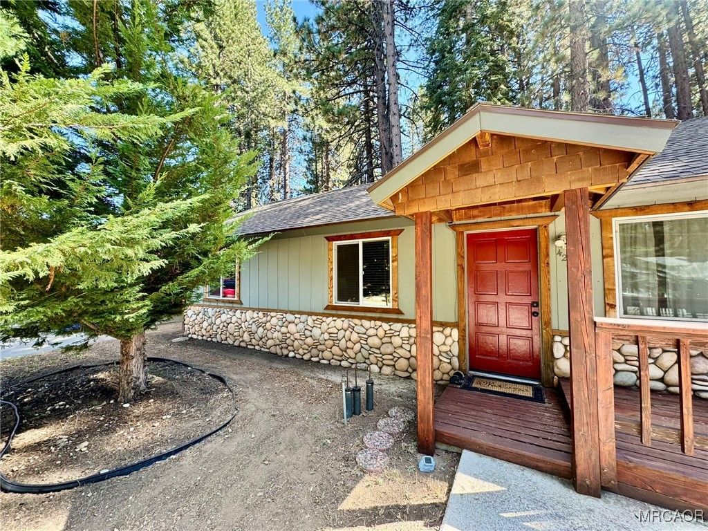 Photo of 42823 Cedar Avenue, Big Bear Lake, CA 92315 (MLS # 32502297)