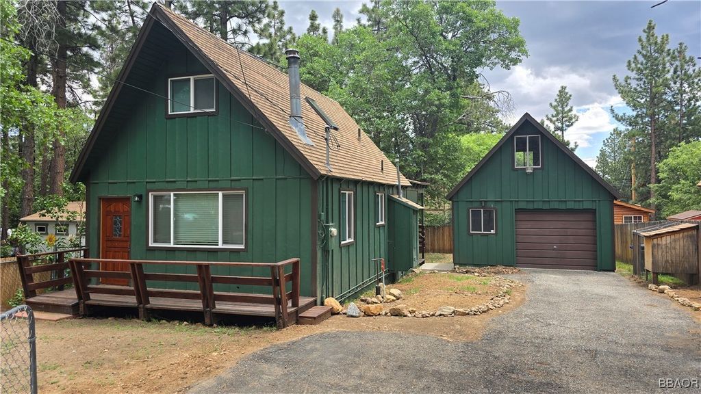 Photo of 317 Spruce Lane, Sugarloaf, CA 92386 (MLS # 32501442)