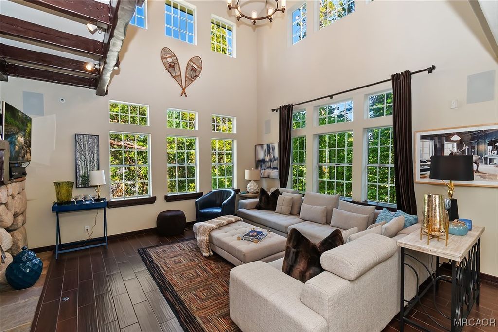 Photo of 244 Corona Circle, Lake Arrowhead, CA 92352 (MLS # 32502708)