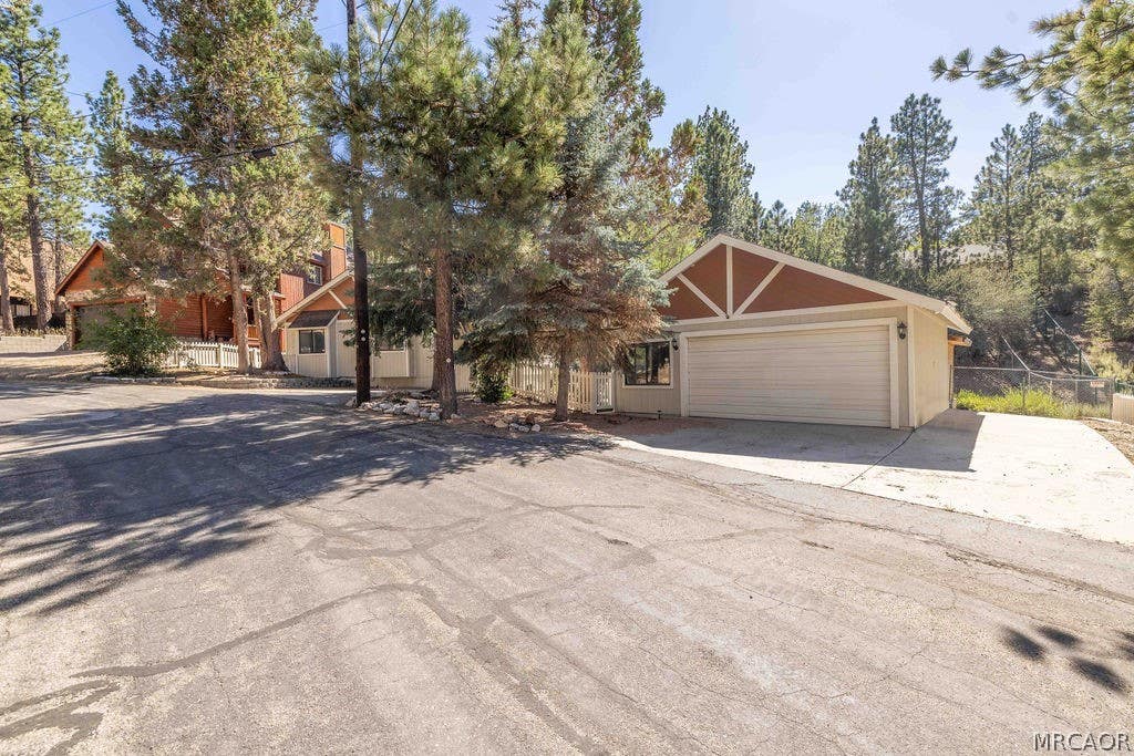 Photo of 525 Bernhardt Lane, Big Bear City, CA 92314 (MLS # 32601787)