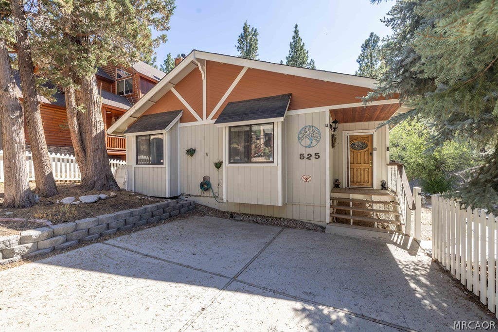 Photo of 525 Bernhardt Lane, Big Bear City, CA 92314 (MLS # 32601787)