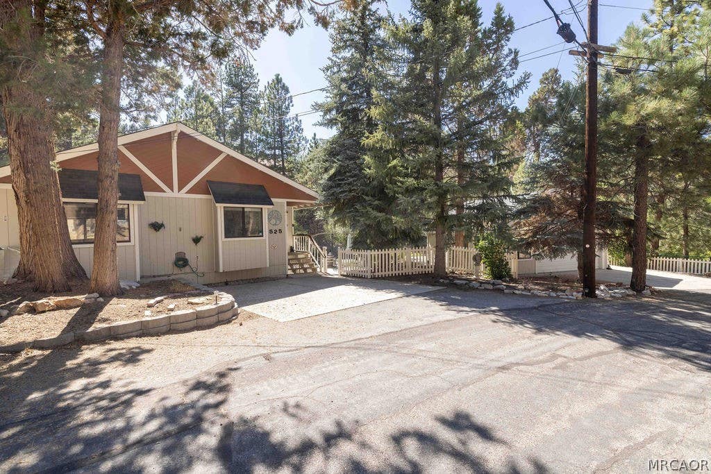 Photo of 525 Bernhardt Lane, Big Bear City, CA 92314 (MLS # 32601787)