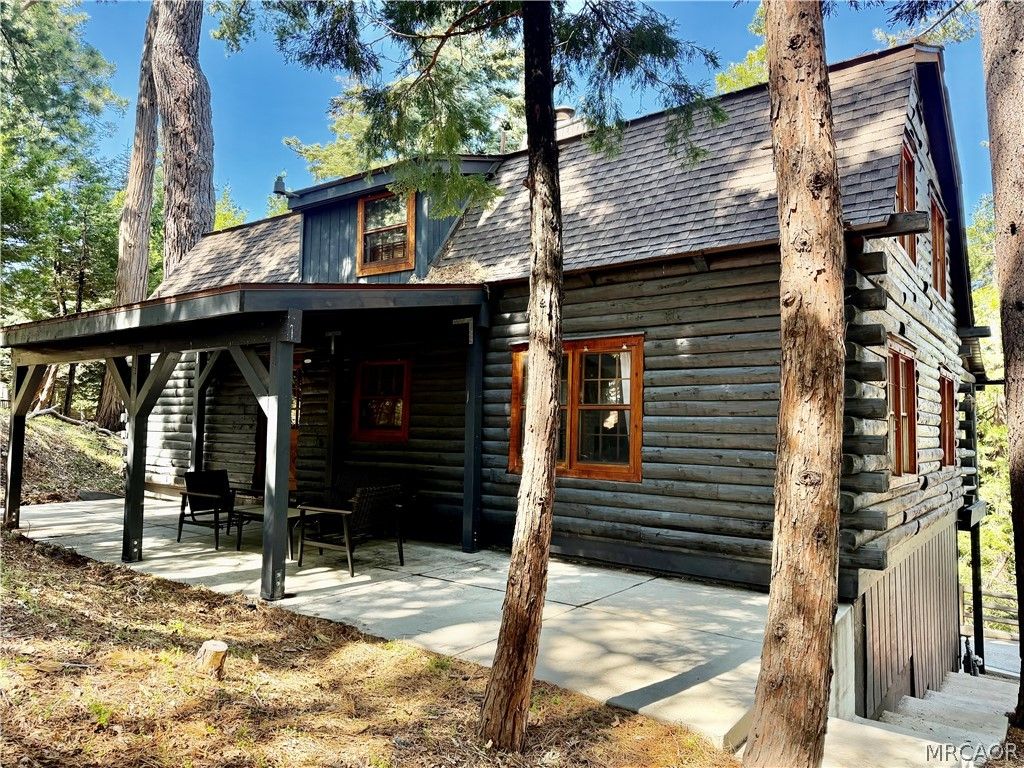 Photo of 695 Buckingham Square, Lake Arrowhead, CA 92352 (MLS # 32601003)