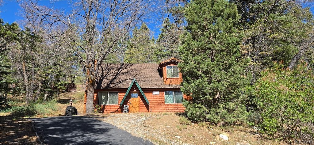 Photo of 43505 Shasta Place Pl, Big Bear Lake, CA 92315 (MLS # 32601168)