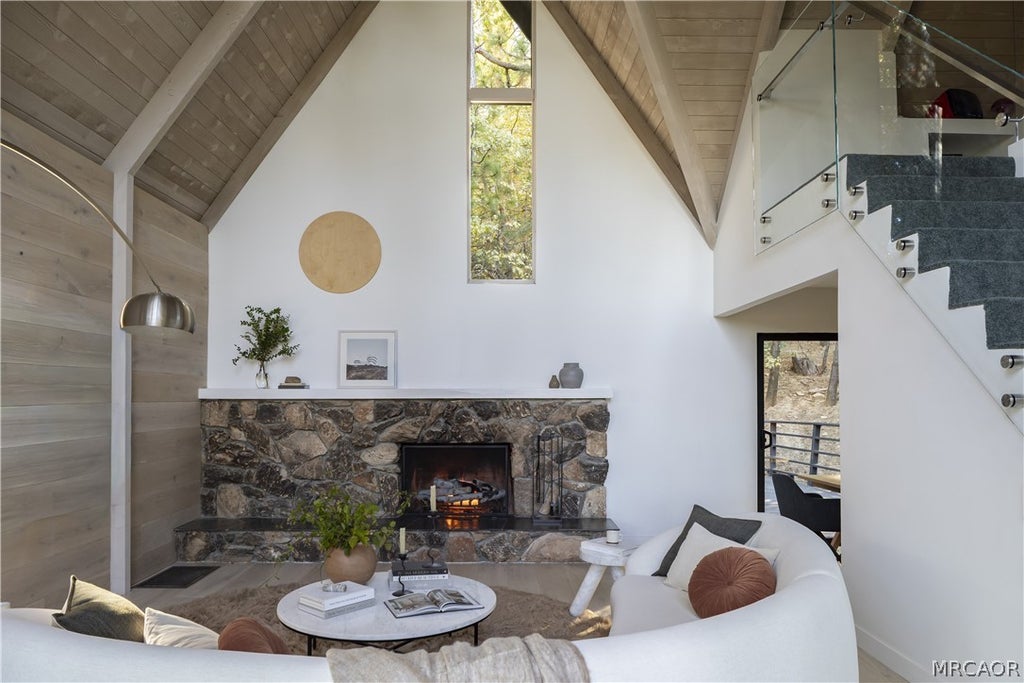 Photo of 28287 Bern Lane, Lake Arrowhead, CA 92352 (MLS # 32602349)