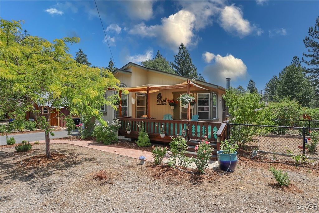 Photo of 561 San Bernardino Avenue, Sugarloaf, CA 92386 (MLS # 32502024)