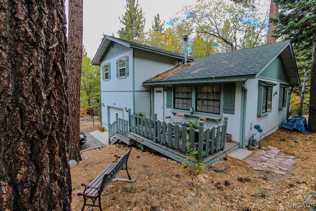 Photo of 849 Ford Lane, Big Bear Lake, CA 92315 (MLS # 32502448)