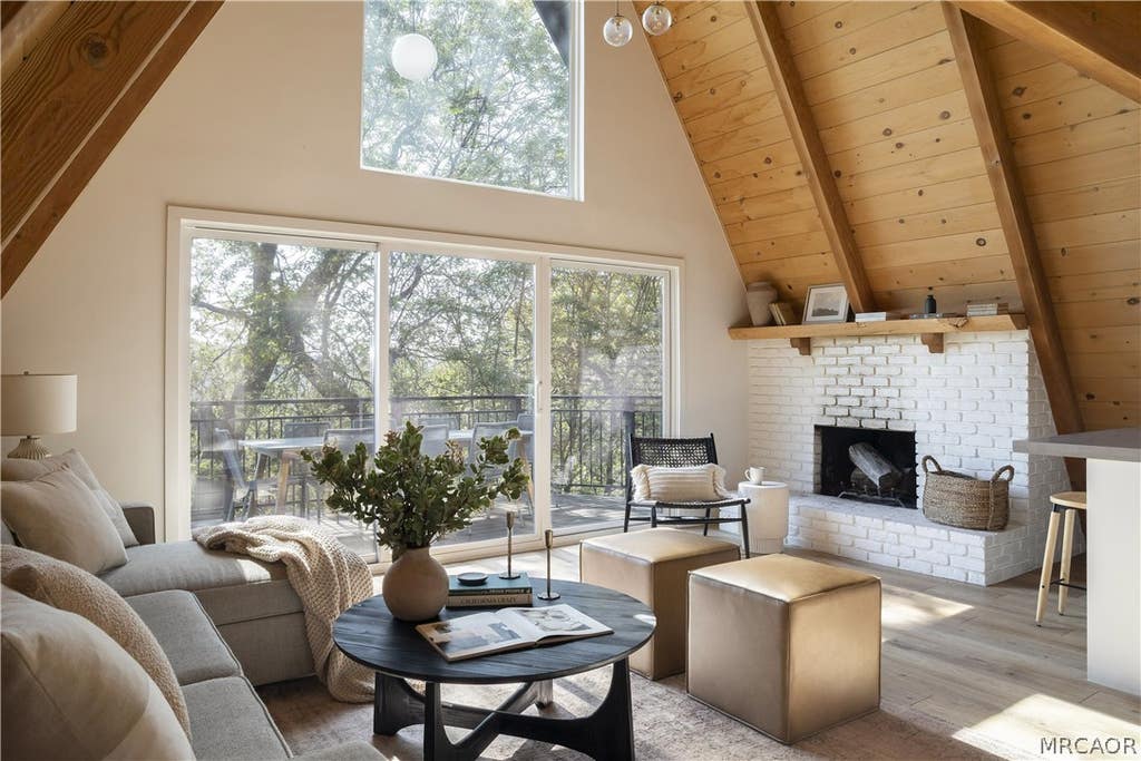 Photo of 1340 Yosemite Drive, Lake Arrowhead, CA 92352 (MLS # 32601941)