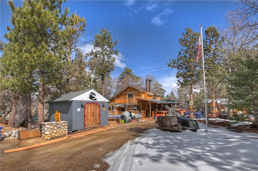 Photo of 581 Highland Lane, Sugarloaf, CA 92386 (MLS # 32600034)