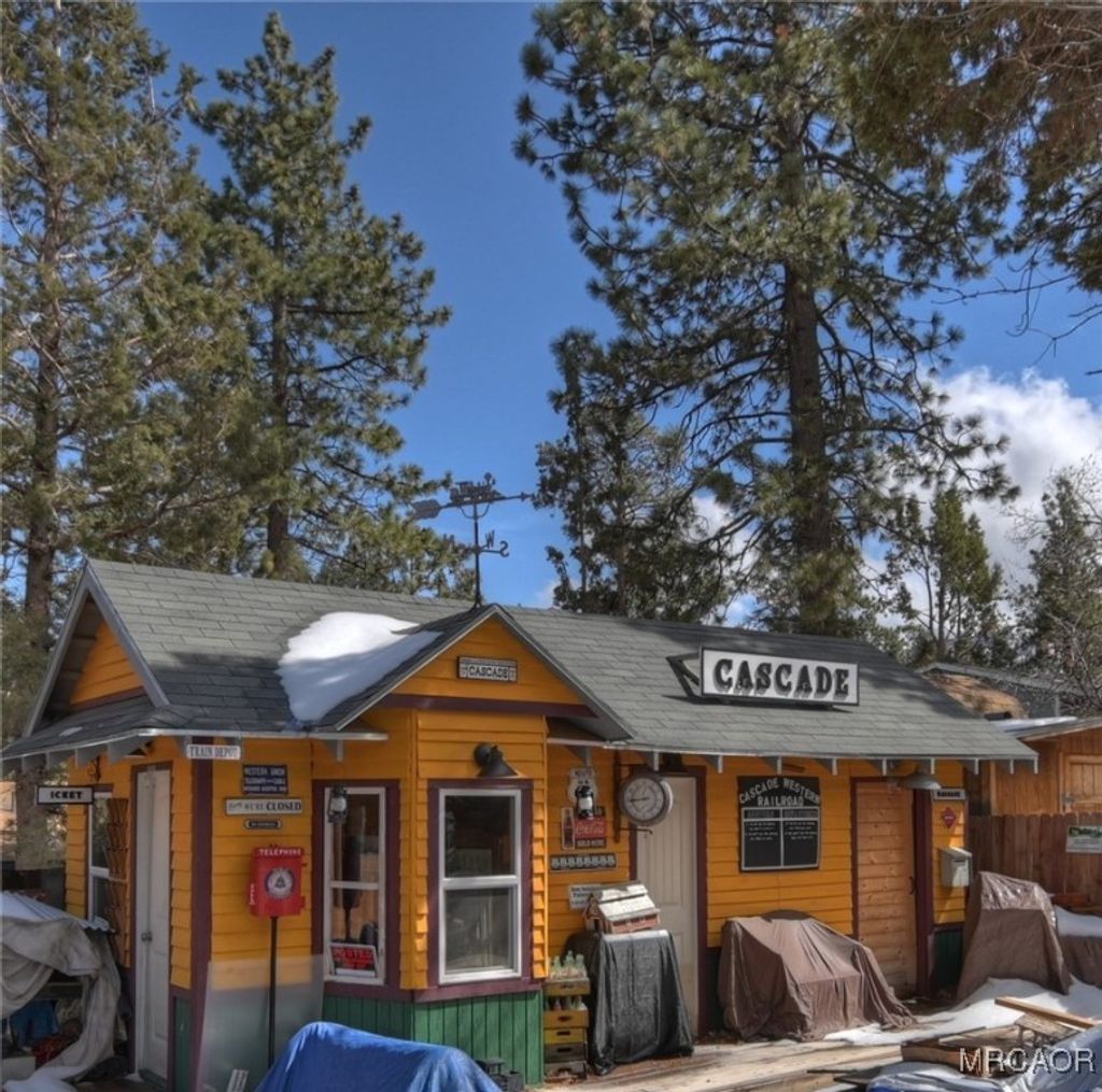 Photo of 581 Highland Lane, Sugarloaf, CA 92386 (MLS # 32600034)