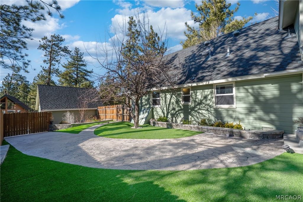 Photo of 195 Knoll Road, Big Bear Lake, CA 92315 (MLS # 32600588)